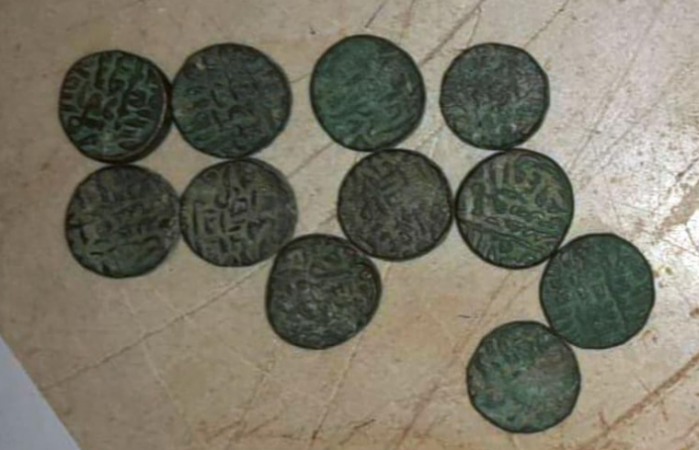 Mughal gold coins found on the banks of the river, crowd gathered