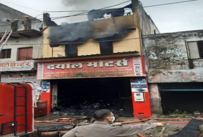 Uttar Pradesh: Fire broke out in auto parts shop, Mobil Oil increases problem