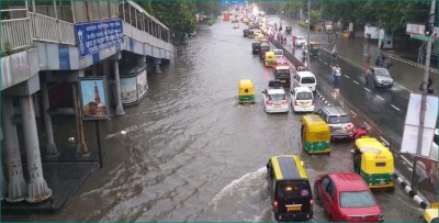 दिल्ली में हुई झमाझम बारिश, जलभराव से डीटीसी बस भी खराब