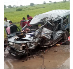 स्कूली वाहन और ट्रक की जोरदार टक्‍कर, दो बच्चों की मौत और कई घायल