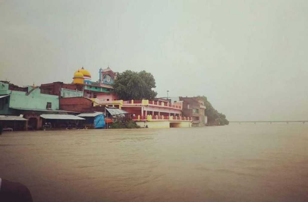 Ganga in spate in Unnao, Panic among people due to flood threat