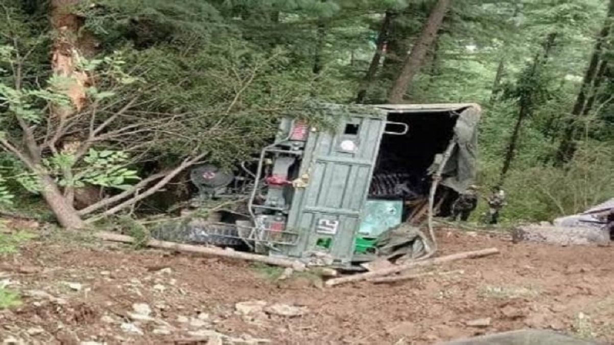 गहरी खाई में जा गिरा सेना का ट्रक, एक जवान की मौत तीन घायल