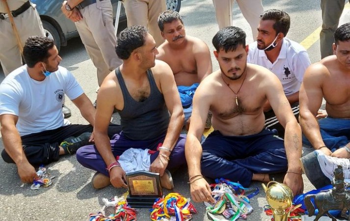Sportspersons demonstrate against Punjab govt, kept medals and trophies on streets