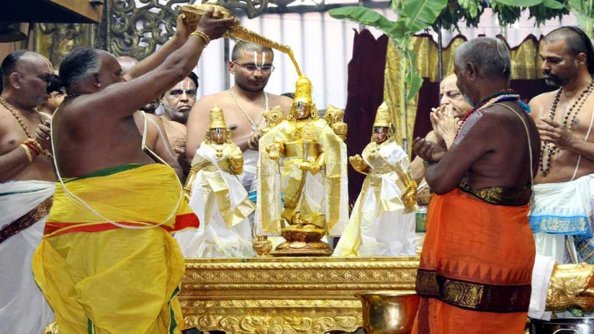 Devotees throng Tirumala Tirupati's Lord Balaji temple, donation of Rs. 4 crore in a day