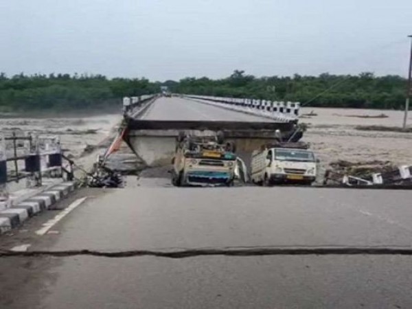 Video: भारी बारिश से टूटा देहरादून-ऋषिकेश के बीच का रानीपोखरी पुल, नदी में बही कई गाड़ियां