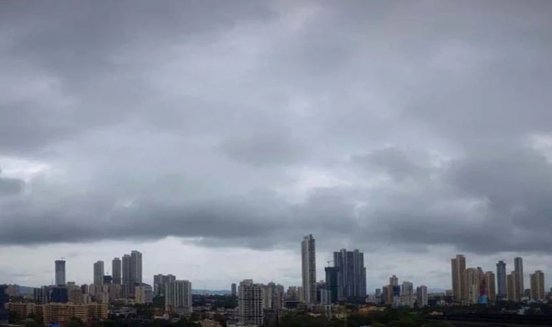 मुंबई में भारी बारिश तो ओडिशा में तूफ़ान का अलर्ट, देखें आज के मौसम का हाल