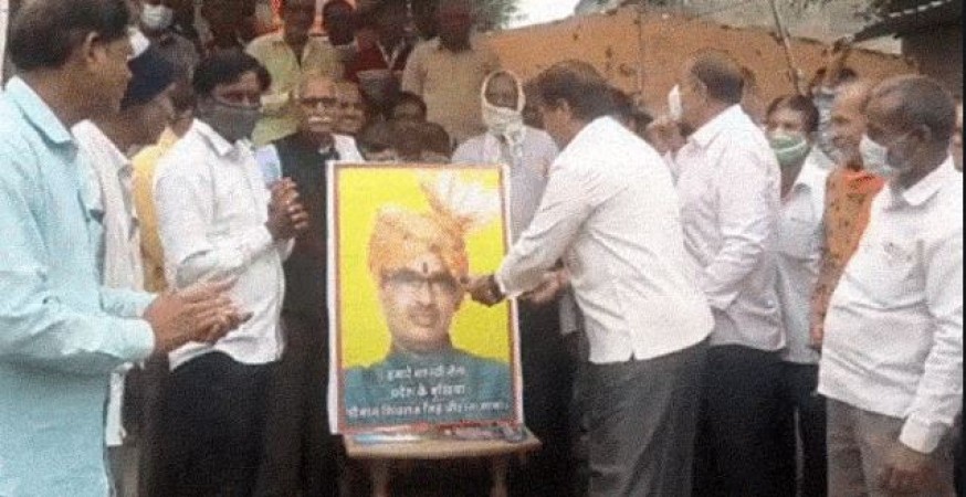 'जय शिवराज मामा, हमारे कष्ट हरो मामा', मजदूरों ने उतारी CM शिवराज की की आरती