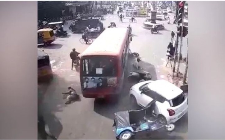 Bus driver suffers a heart attack while driving, watch this scary VIDEO