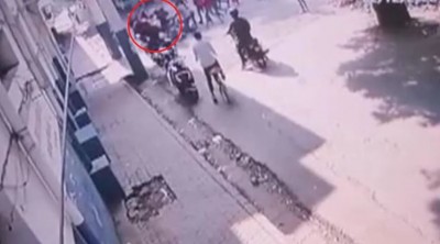 स्कूल के छात्रों में हुआ खतरनाक झगड़ा, CCTV फुटेज देख हैरान हुए लोग