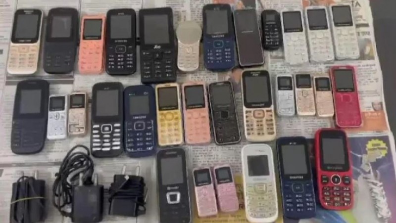 '35 mobile phones found in 5 feet deep pit,' stir in the dept