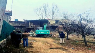 जम्मू कश्मीर में आतंकी आशिक नेंग्रू के घर पर चला बुलडोजर, घाटी में इस तरह की पहली कार्रवाई