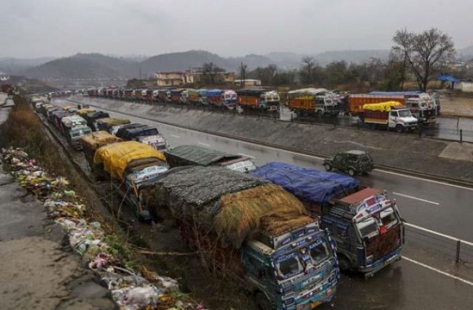 హిమపాతం, కొండచరియలు విరిగిపడటం వల్ల జమ్మూ-శ్రీనగర్ జాతీయ రహదారి మూసివేయబడింది