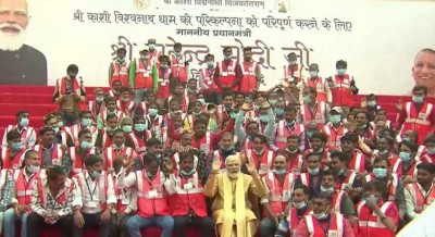 PM मोदी ने फूलों की वर्षा कर किया मजदूरों का सम्मान, खिंचवाई फोटो