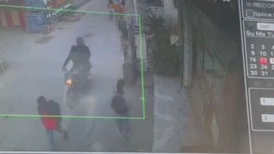 लड़की पर खुलेआम बाइकसवार ने फेंका एसिड, CCTV फुटेज में कैद हुई घटना