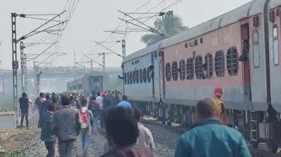 अचानक दो हिस्सों में बंट गई चलती ट्रेन, टाला बड़ा रेल हादसा