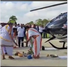 हेलिकॉप्टर की पूजा के लिए मंदिर पहुंचे तेलंगाना बिजनेसमैन, वीडियो वायरल