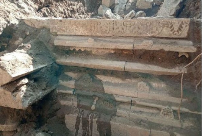ఉజ్జయిని: మహాకాళేశ్వర్ ఆలయంలో తవ్వకాల సమయంలో లభించిన పురాతన గోడ