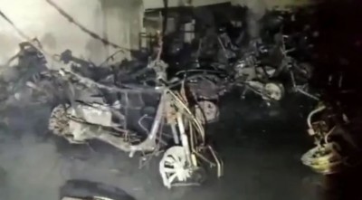 कांचीपुरम के सर्विस सेंटर में लगी खतरनाक आग, जलकर खाक हुई 40 बाइक