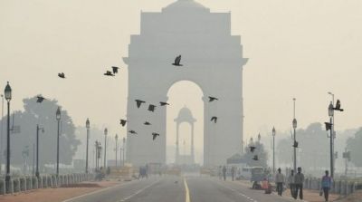 कोहरे की चादर में लिपटी दिल्ली, मौसम विभाग ने जताई बारिश की संभावना