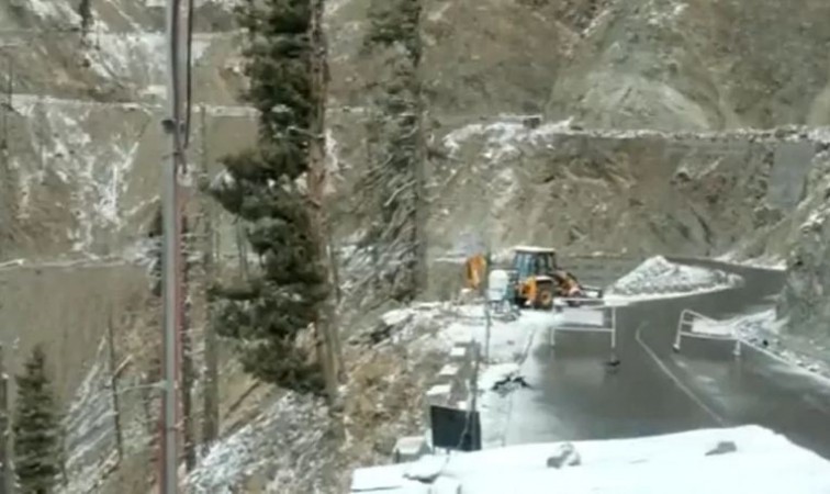 Mughal Road closed due to heavy snowfall, temperature drops below zero across Kashmir