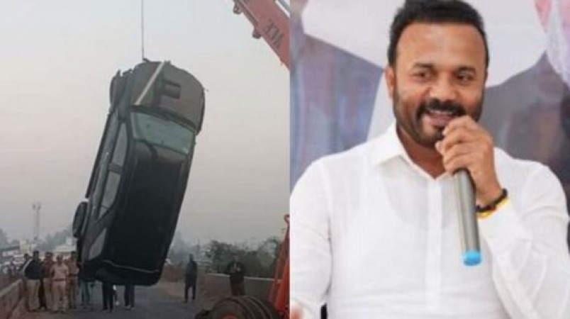खाई में जा गिरी BJP नेता की कार, हालत गंभीर