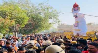 RPSC पेपर लीक: कांग्रेस सरकार के खिलाफ पूरे राज्य में प्रदर्शन, CM गहलोत का पुतला फूंका
