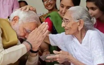 पड़ोसी के घर बर्तन मांजने से लेकर मजदूरी तक की, PM मोदी ने खुद सुनाई मां के संघर्ष की कहानी
