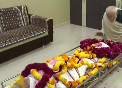 Video: आँखों में आंसू लेकर माँ की अर्थी को PM मोदी ने दिया कंधा