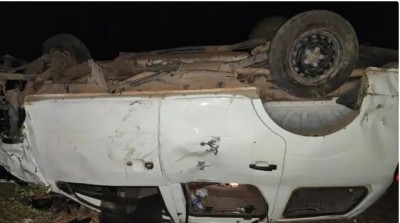 टायर फटने से पलटी कार, पिकनिक से लौट रहे 2 लोगों की मौत, 3 घायल