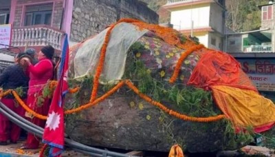 दो विशाल ट्रकों से गोरखनाथ मंदिर पहुंची शालिग्राम शिला, लगा भक्तों का ताँता