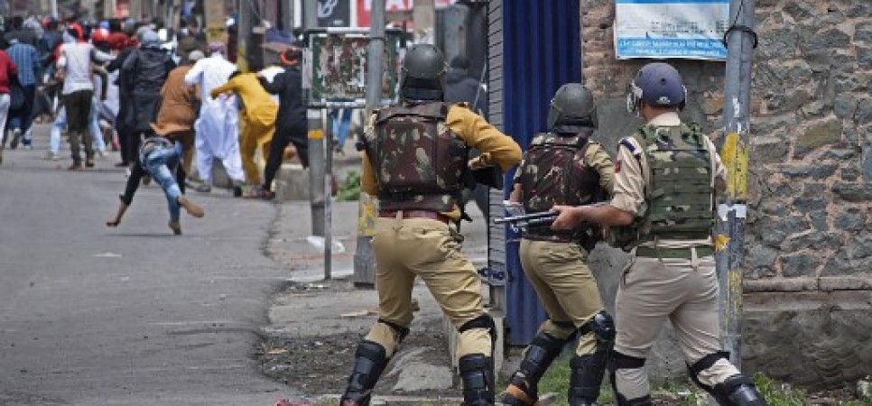 जम्मू कश्मीर पुलिस को बड़ी सफलता, छापेमारी में जैश कमांडर का भाई गिरफ्तार
