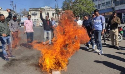 करणी सेना ने जलाया स्वामी प्रसाद मौर्य का पुतला जलाया, की कठोर कार्रवाई की मांग
