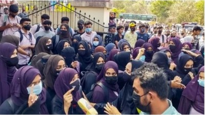 हिजाब मुद्दे पर बोला हाई कोर्ट- कॉलेज में धार्मिक पोशाख पहनने पर जोर न दें विद्यार्थी