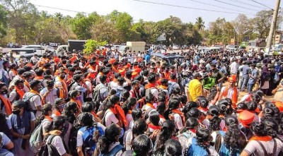 हिजाब विवाद: कर्नाटक HC के फैसले को सुप्रीम कोर्ट में चुनौती, याचिकाकर्ताओं में कांग्रेस नेता भी शामिल
