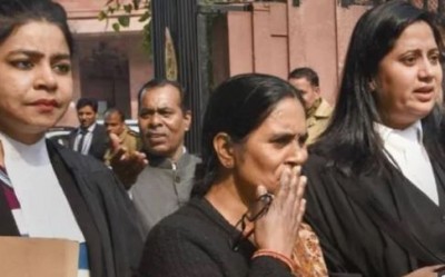 Nirbhaya case victim’s mother protests outside court over delay in hanging of convicts