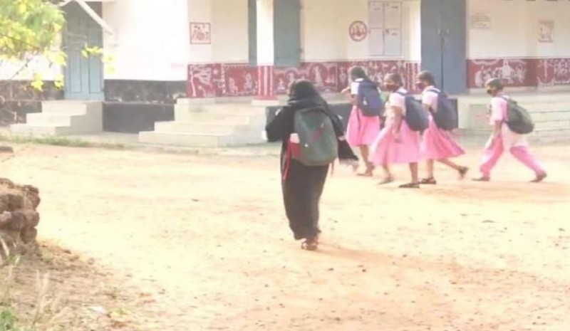 हिजाब विवाद के बीच कर्नाटक में आज से खुले स्कूल, लागू हुई धारा -144