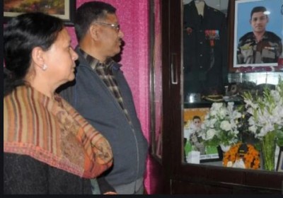 Parents' eyes become moist after remembering the son who was martyred in Pulwama encounter