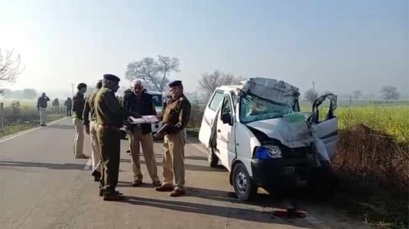 Van collides with trolly, six people died