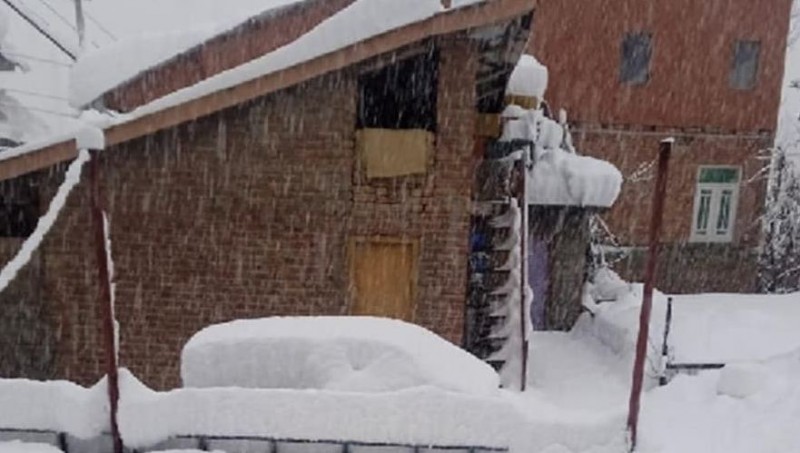 Kashmir is suffering due to heavy snowfall, university exams postponed, flights also affected