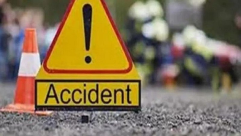 Tragic road accident due to tractor overturning in Shravasti, 5 injured