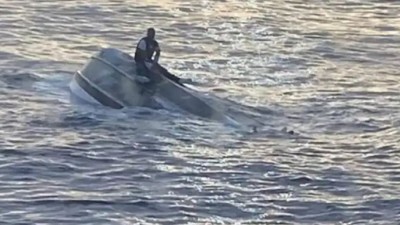 नदी में पलटी काम से लौट रहे लोगों की नाव, दांव पर लगी 16 लोगों की जान