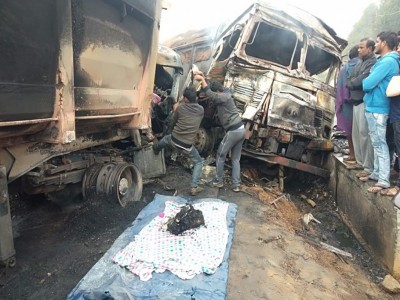 Tempo and truck collide, driver and helper died
