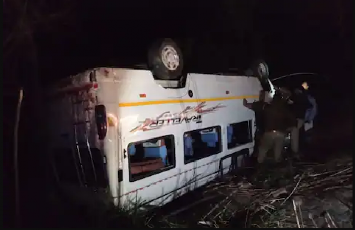 Bus fell into canal, passengers narrowly escaped