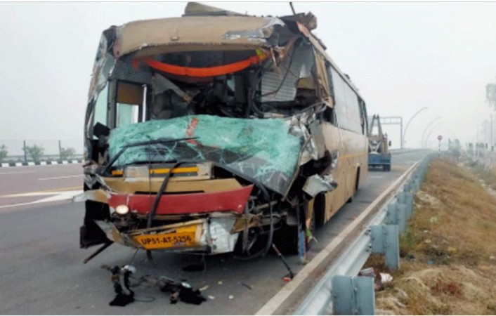 Private bus collides with container on Agra Lucknow Expressway, 6 died