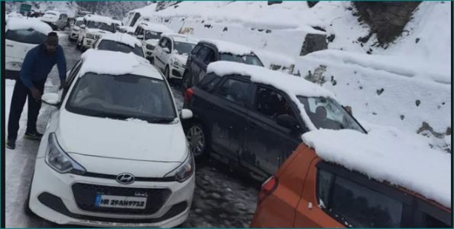 Himachal Pradesh: More than 500 tourists stranded in heavy snowfall, rescue operations continue