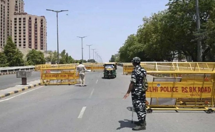 Omicron: दिल्ली में लागू हुआ वीकेंड कर्फ्यू, गैर-जरूरी आवाजाही पर लगेगी रोक