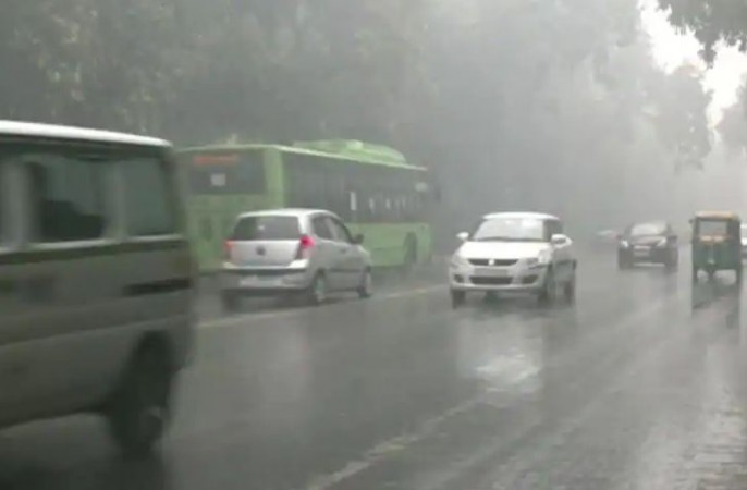 ठंड और प्रदूषण की दोहरी मार से जूझ रही दिल्ली, अब बारिश ने बढ़ाई मुसीबत