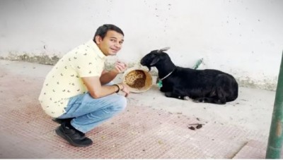 Lalu Yadav calls his goat 'Maulana Sahib', son Tej Pratap told in the video