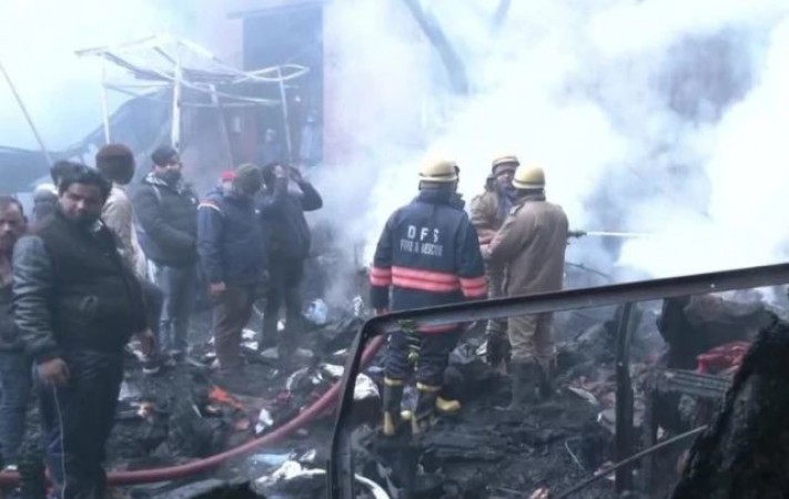 दिल्ली के लाजपत राय मार्केट में भीषण आग, 56 दुकानें जलकर ख़ाक.. करोड़ों का नुकसान