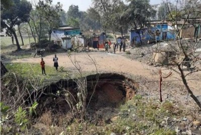 Why land cracked in Ramgarh, Jharkhand? Also cracked adjoining houses
